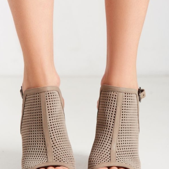 🆕 Kelsi Dagger Heels - Picture 4 of 17